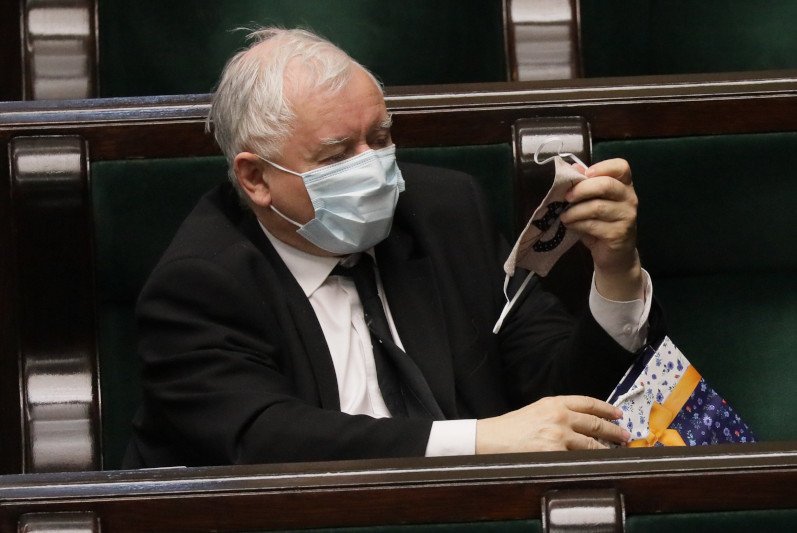 Politycy PiS najpierw obśmiewali maseczki, a potem nakazali ich noszenie... na ulicy.