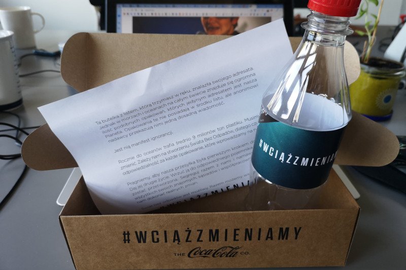 Pusta plastikowa butelka jako symbol potrzeby recyklingu chyba się nie sprawdziła.