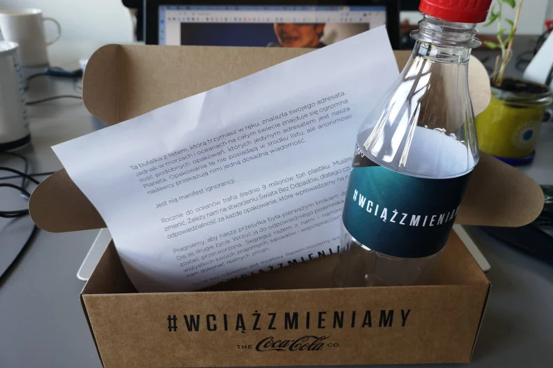 Pusta plastikowa butelka jako symbol potrzeby recyklingu chyba się nie sprawdziła.