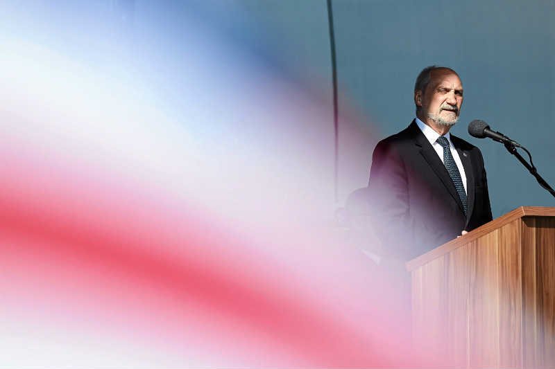 Antoni Macierewicz nie jest cudotwórcą, jak próbuje się przedstawić.