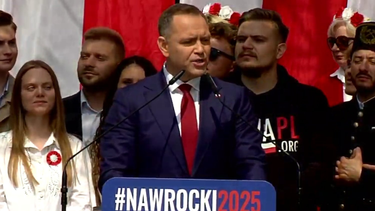 Karol Nawrocki przemawia na marszu.