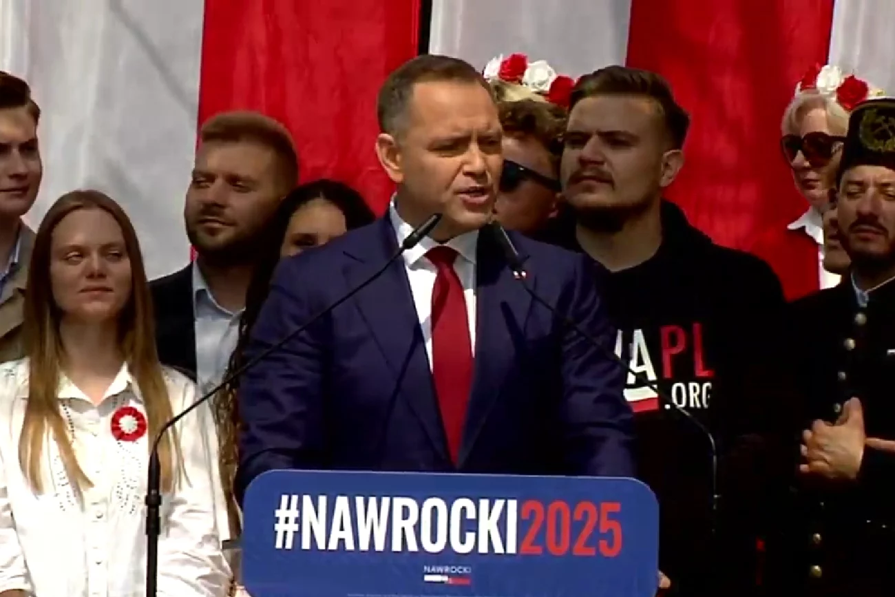 Karol Nawrocki przemawia na marszu.