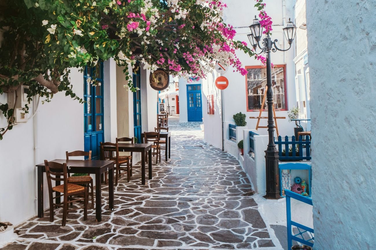 W Grecji nie maluje się domów na biało dla ładnych zdjęć. Ma to większy sens