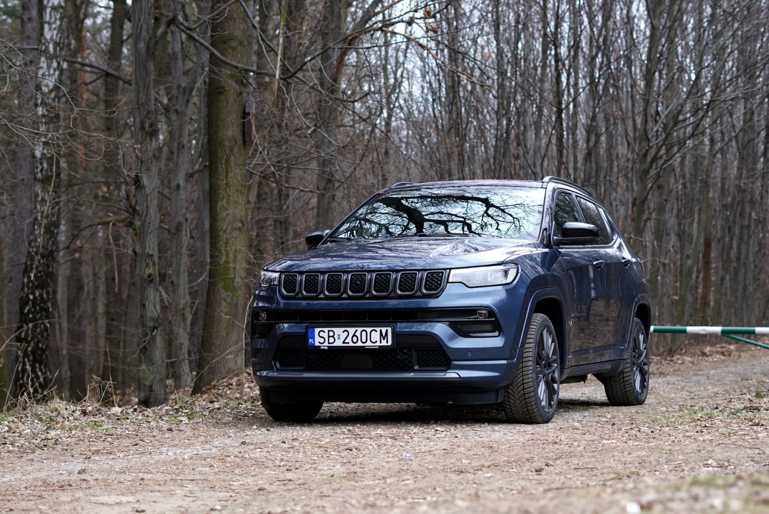 Hybrydowy Jeep Compass to ciekawa opcja, ale stwarza pewne ograniczenia. Najlepiej sprawdzi się w mieście.