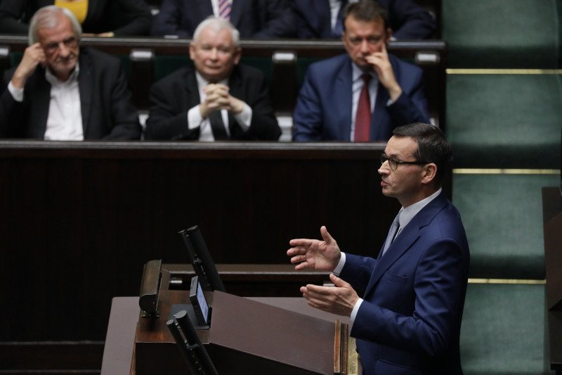 Mateusz Morawiecki pokazał marszałek Sejmu jej miejsce w szeregu. Premier kompletnie ignorował uwagi Elżbiety Witek.