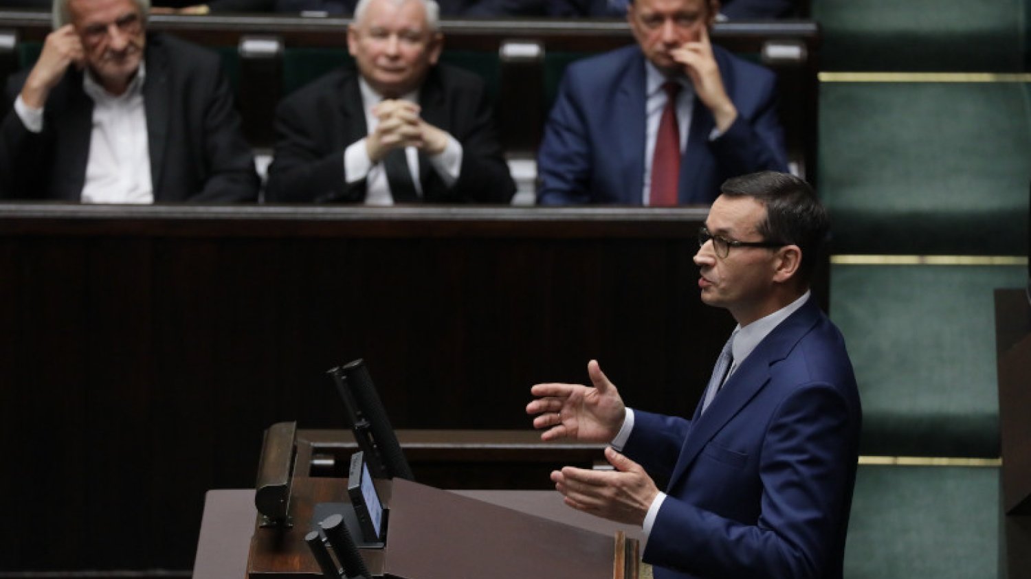 Mateusz Morawiecki pokazał marszałek Sejmu jej miejsce w szeregu. Premier kompletnie ignorował uwagi Elżbiety Witek.