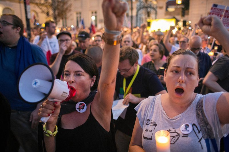 Kto protestował przed Pałacem Prezydenckim? Policja użyła gazu
