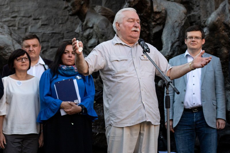 Lech Wałęsa apelował do zebranych na placu Krasińskim, żeby nie ustawali w walce o niezależność władzy sądowniczej.