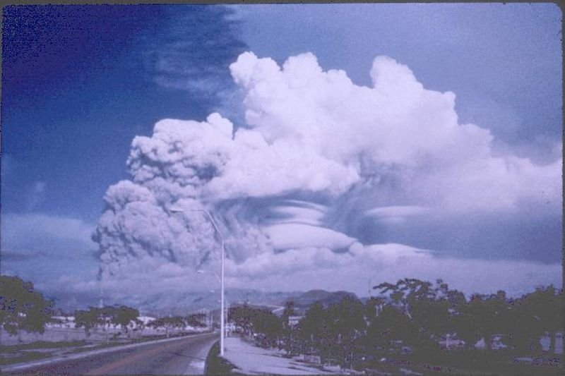 Erupcja wulkanu Pinatubo w 1991 roku, Filipiny. Obłok erupcyjny sięgający stratosfery.