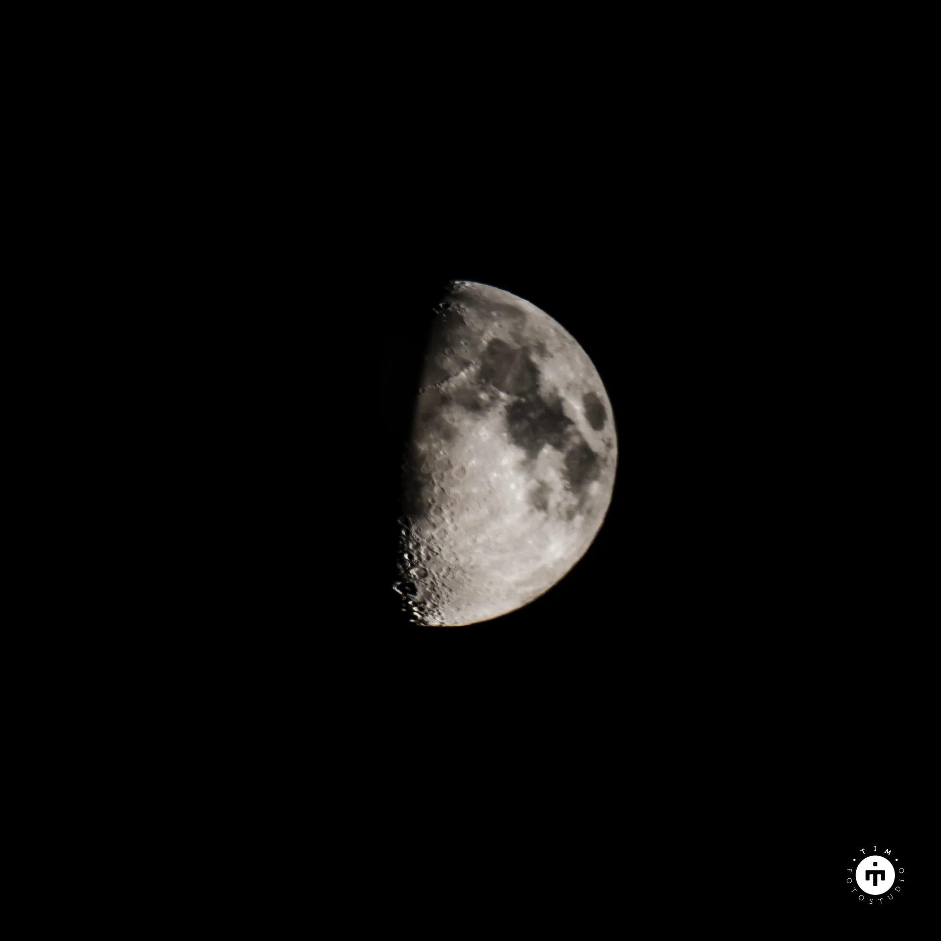 Księżyc sfotografowany lustrzanką