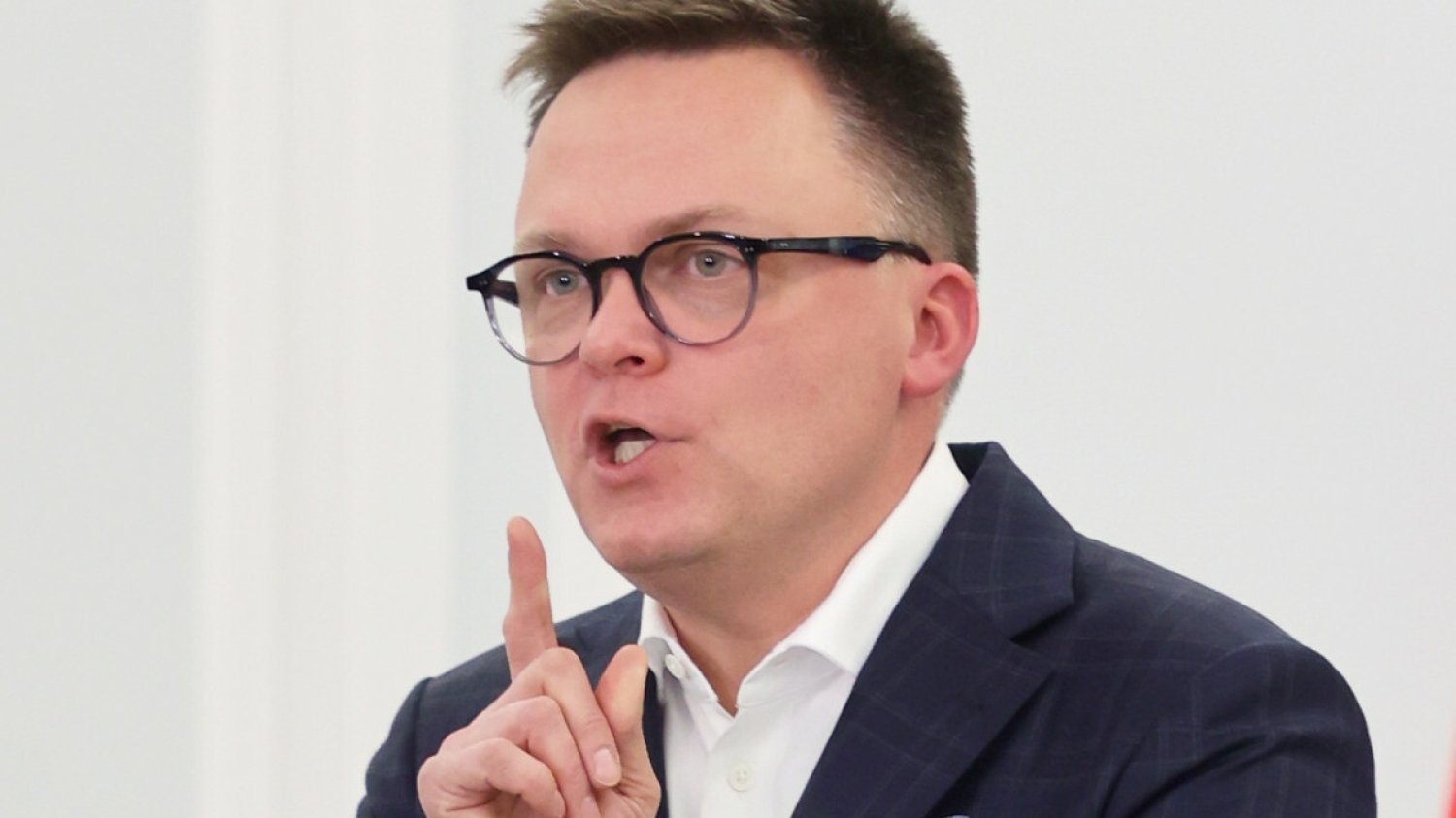 "To zbrodnia". Mocne słowa Szymona Hołowni w wywiadzie dla TVP Info.