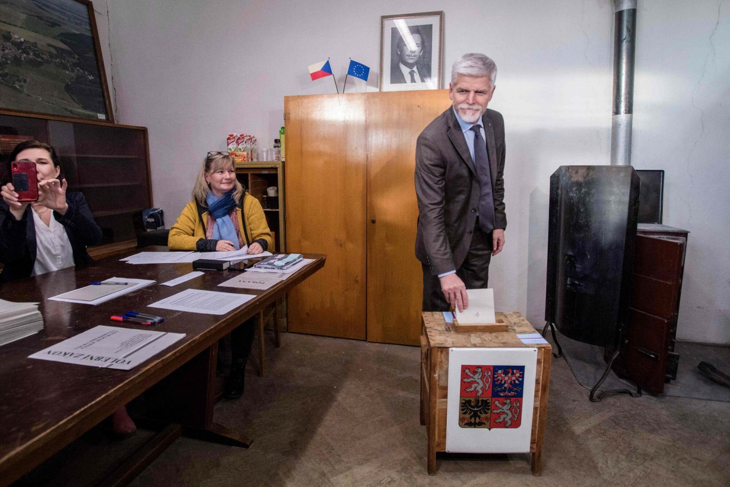Emerytowany generał Petr Pavel oddaje głos w I turze wyborów prezydenckich w Czechach