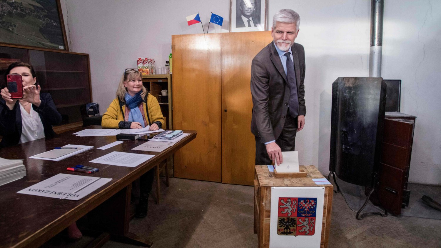 Emerytowany generał Petr Pavel oddaje głos w I turze wyborów prezydenckich w Czechach