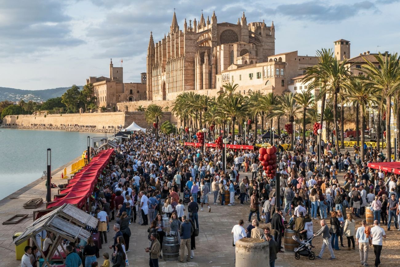 Na Majorce można dostać mandat za zakup pamiątki w nielegalnym miejscu Z wakacji w Hiszpanii można wrócić z mandatem. Na Majorce karzą kupujących u nielegalnych handlarzy