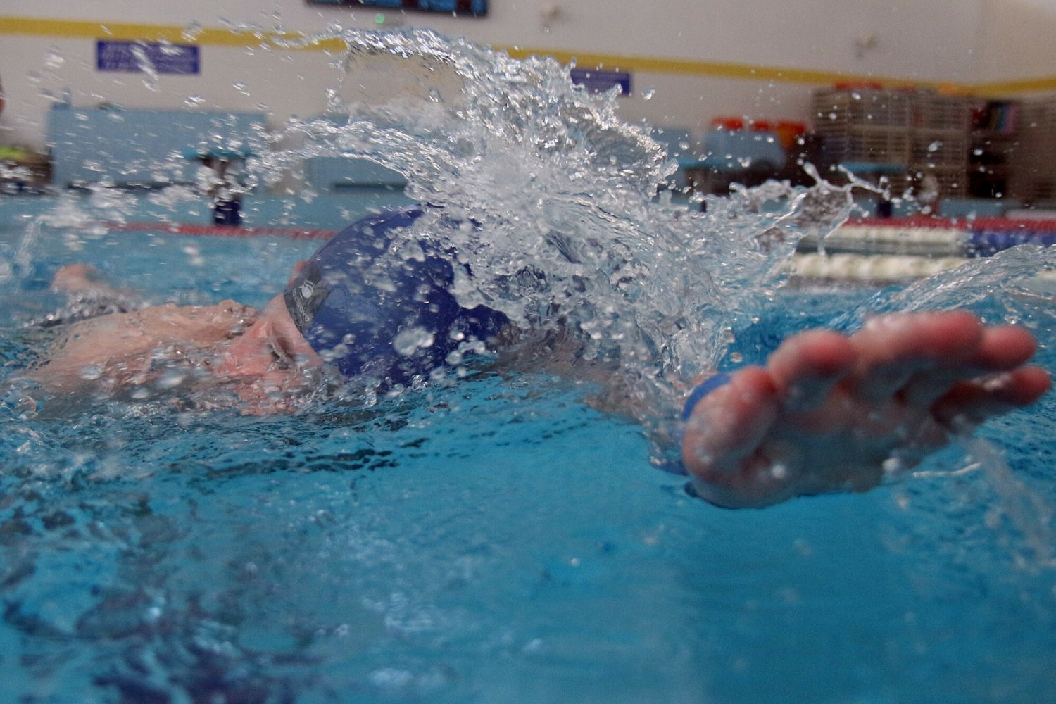 Na basenie w Prudniku pojawił się apel do Czechów. Zdjęcie ilustracyjne.