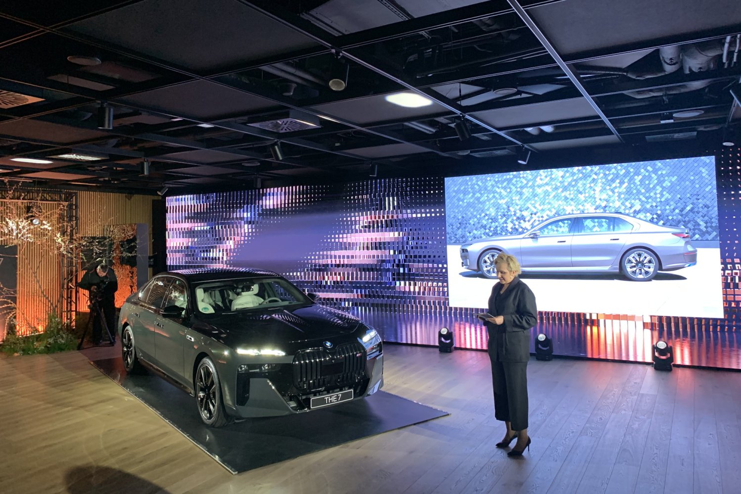 Nowe BMW serii 7 ma odważny design, ale najwięcej skrywa w środku. Znajdziecie w nim technologiczne cuda, jak 31-calowy ekran.