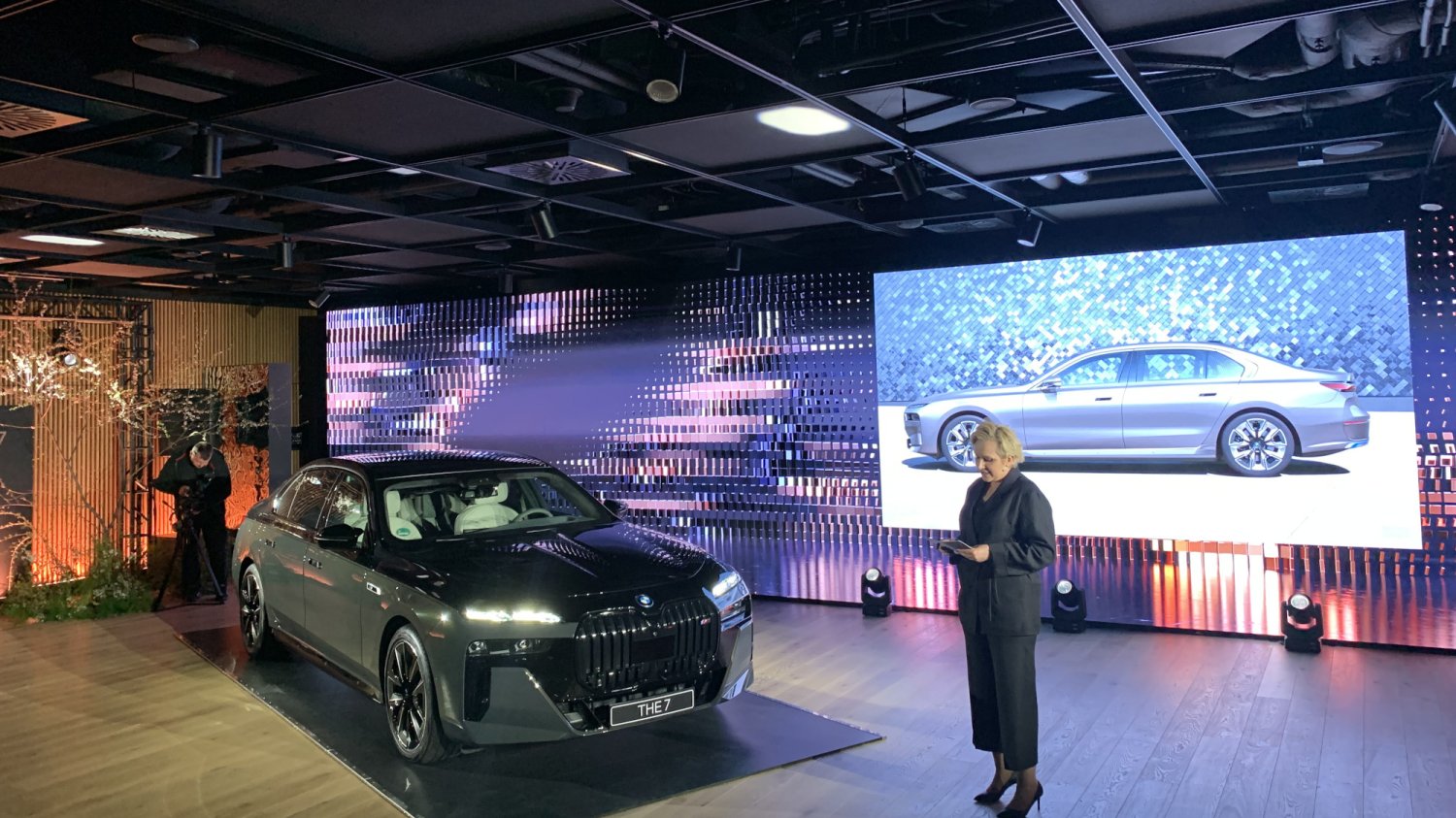 Nowe BMW serii 7 ma odważny design, ale najwięcej skrywa w środku. Znajdziecie w nim technologiczne cuda, jak 31-calowy ekran.