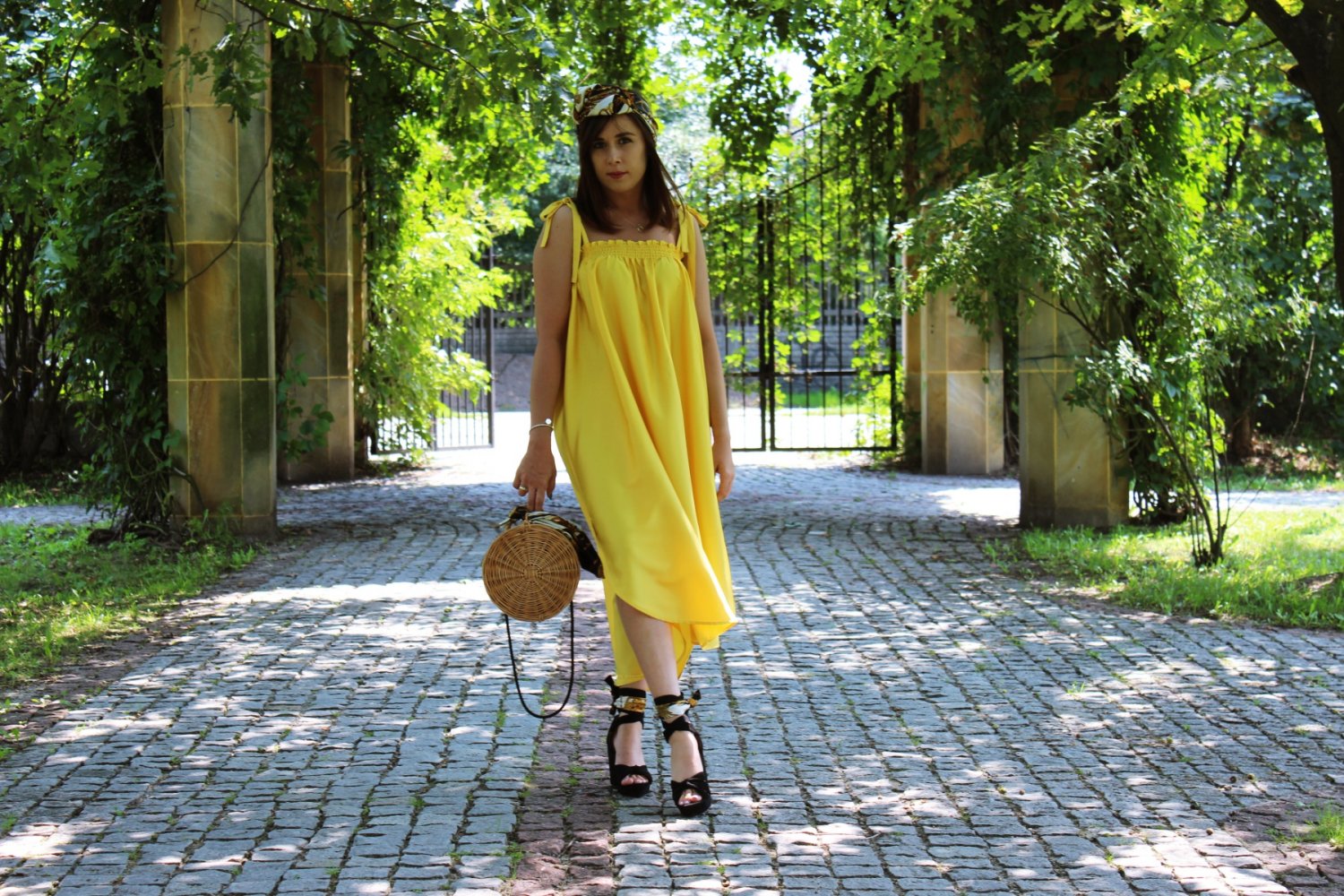 Widok pękającej w szwach garderoby oraz wielkich worków ze ścinkami i resztkami materiałów w pracowni sprawiły, że Natalia postanowiła wykorzystać je do odszywania apaszek - dekoracyjnych elementów wiklinowych torebek.