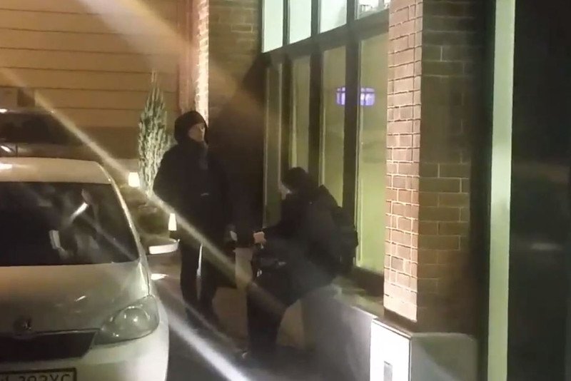 dziennikarze Polsatu pod biurowcem, w którym mieści się m. in. TV Republika.