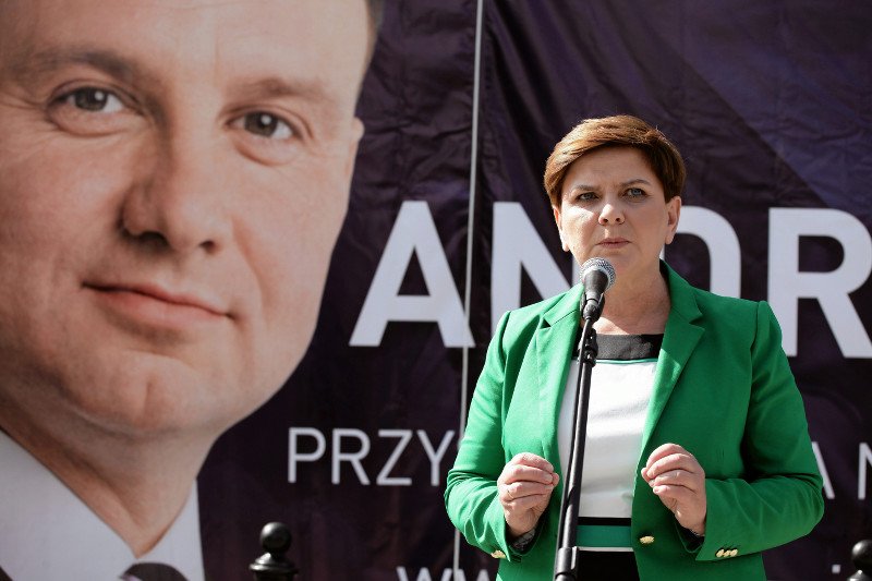 "Newsweek": Biskupi idą po władzę wraz z PiS