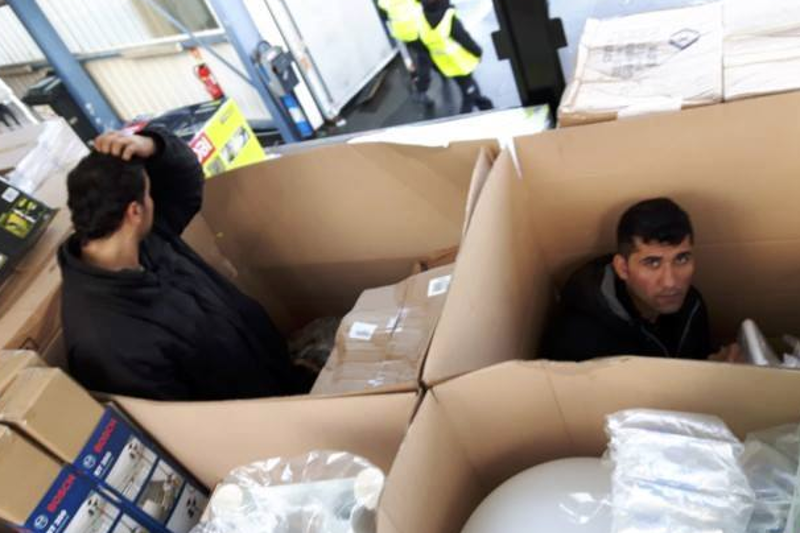 Mariusz Pudzianowski opublikował zdjęcia uchodźców, którzy próbowali dostać się do przewożonych przez jego firmę kartonów z papierosami.