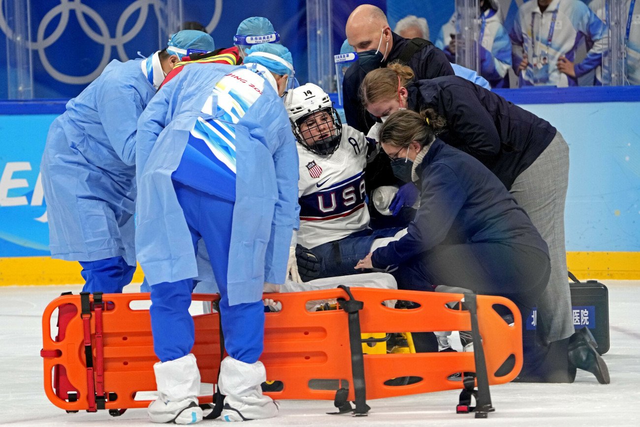 Brianna Decker doznała poważnej kontuzji podczas piątkowego meczu na turnieju olimpijskim hokeistek.