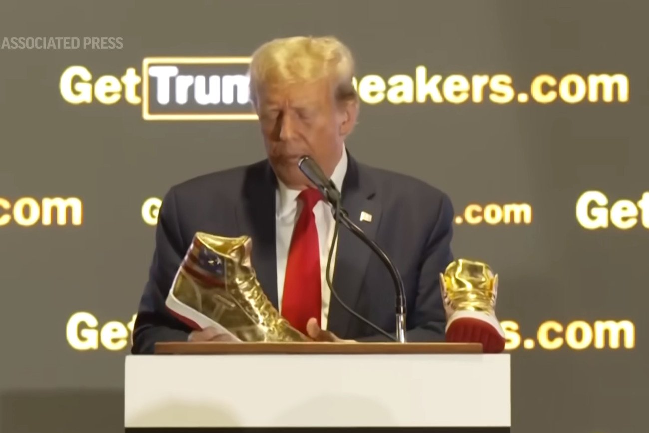Donald Trump sprzedaje swoje sneakersy.