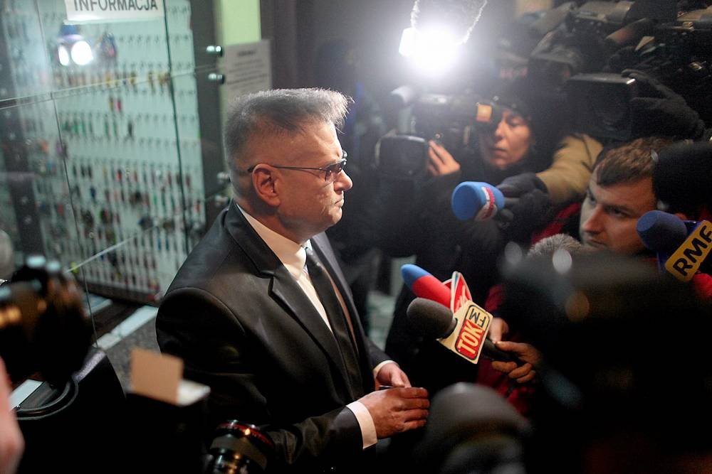 Rutkowski w swoim żywiole - po przekazaniu prokuraturze rękawiczek Katarzyny Waśniewskiej.