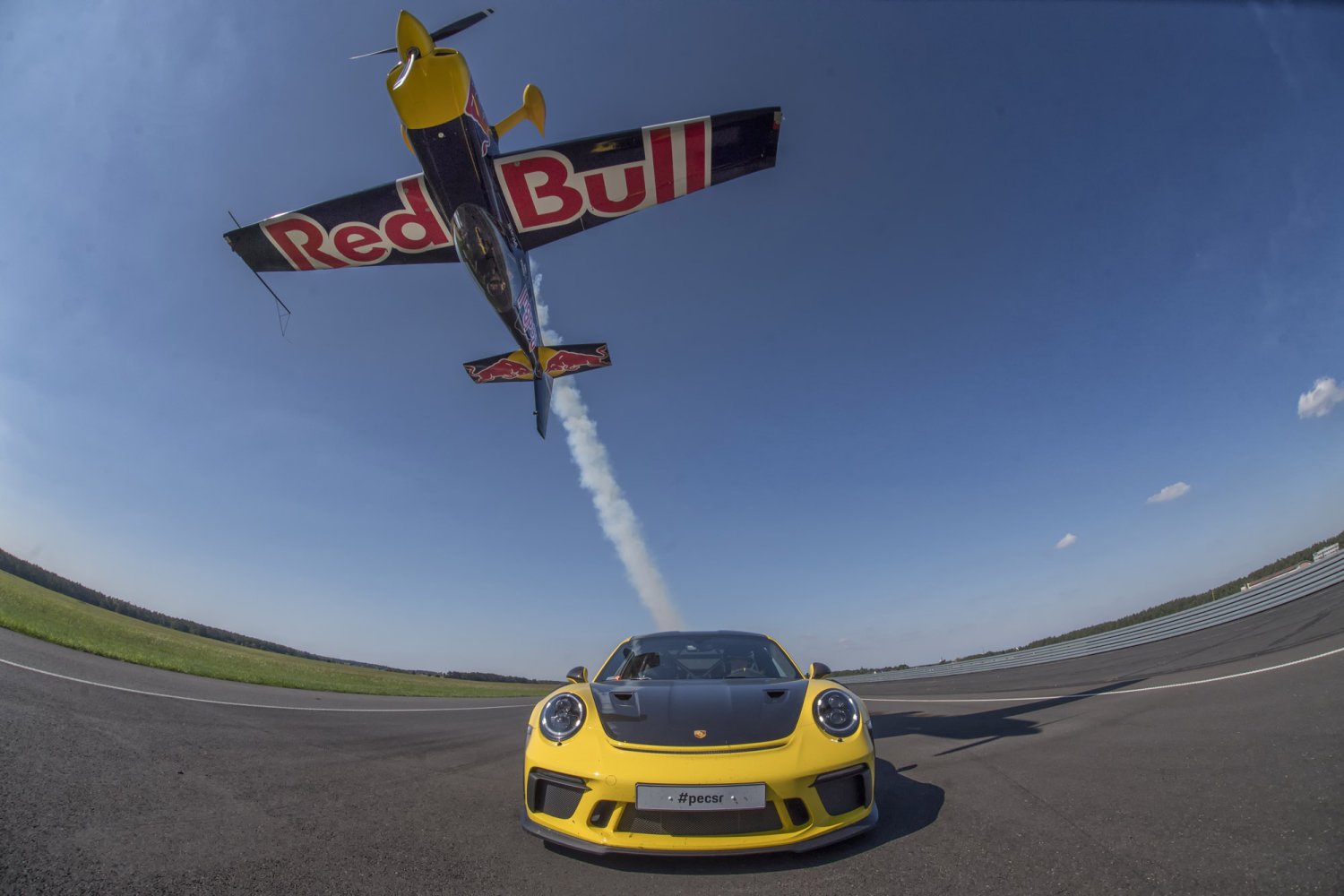 Na dole Porsche 911 GT3 RS. Na górze Łukasz Czepiela. Tak,  ten w samolocie do góry nogami.