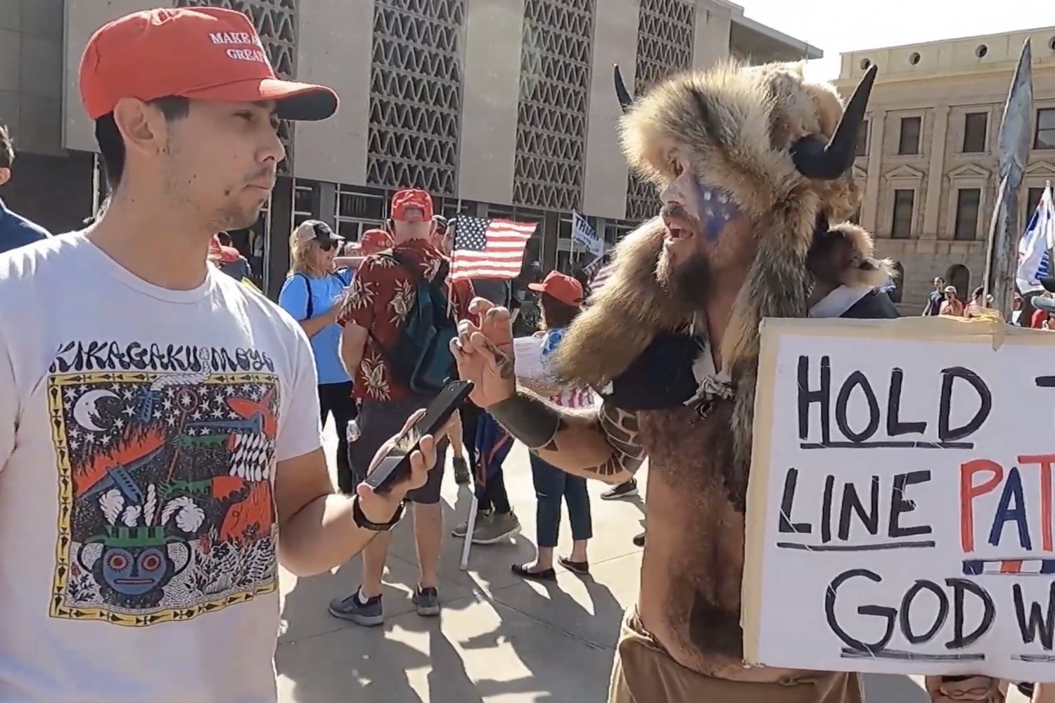 Jake Angeli, czyli Szaman QAnon, człowie który szturmował Kapitol mówi, że Światem steruje dobrze zoorganizowana mafia