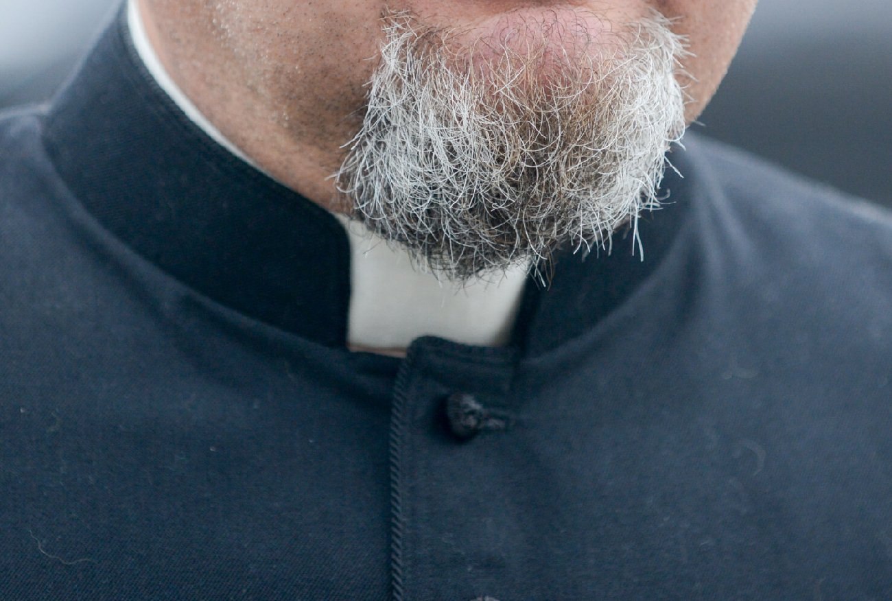 Jak wygląda ksiądz z Dąbrowy Górniczej od orgii na plebanii? Zmienił wizerunek