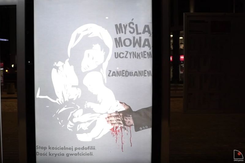 Plakaty zawisły na najbardziej uczęszczanych przystankach komunikacji miejskiej w Warszawie.