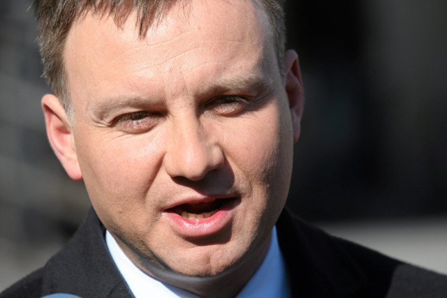 Andrzej Duda jest największym wygranym najnowszego sondażu TNS OBOP, choć dalej ustępuje Bronisławowi Komorowskiemu.