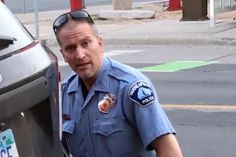 Były policjant z Minneapolis Derek Chauvin uznany winnym zabójstwa George'a Floyda. Były policjant z Minneapolis Derek Chauvin uznany winnym zabójstwa George'a Floyda.