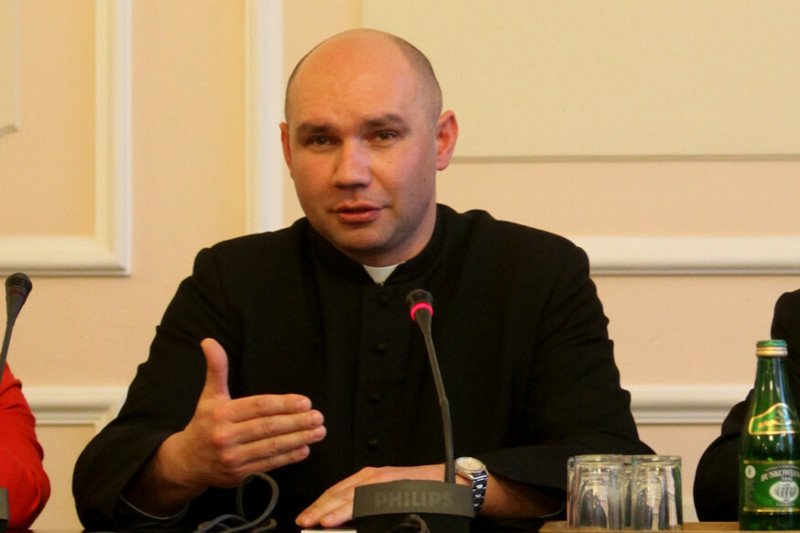 Ksiądz Tomasz Duszkiewicz na spotkaniu w Sejmie.