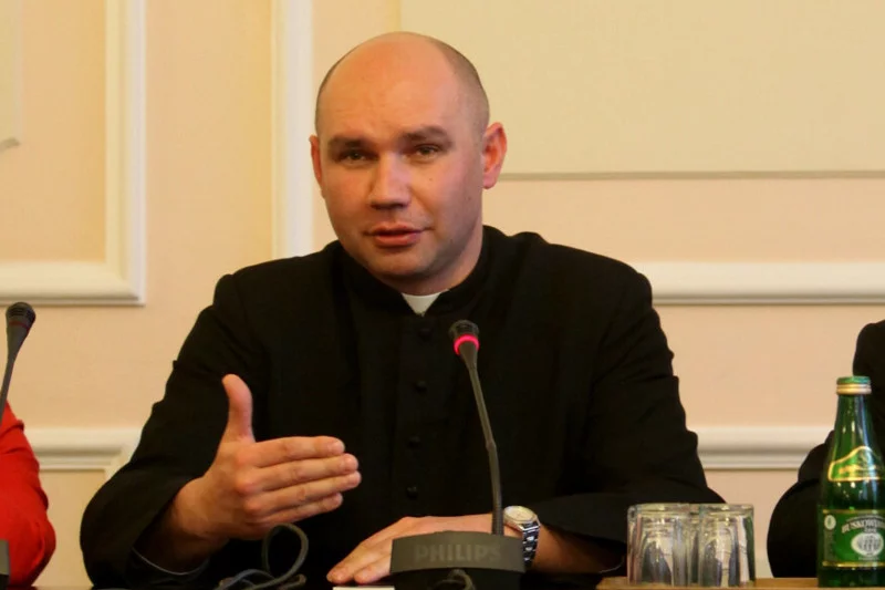 Ksiądz Tomasz Duszkiewicz na spotkaniu w Sejmie.