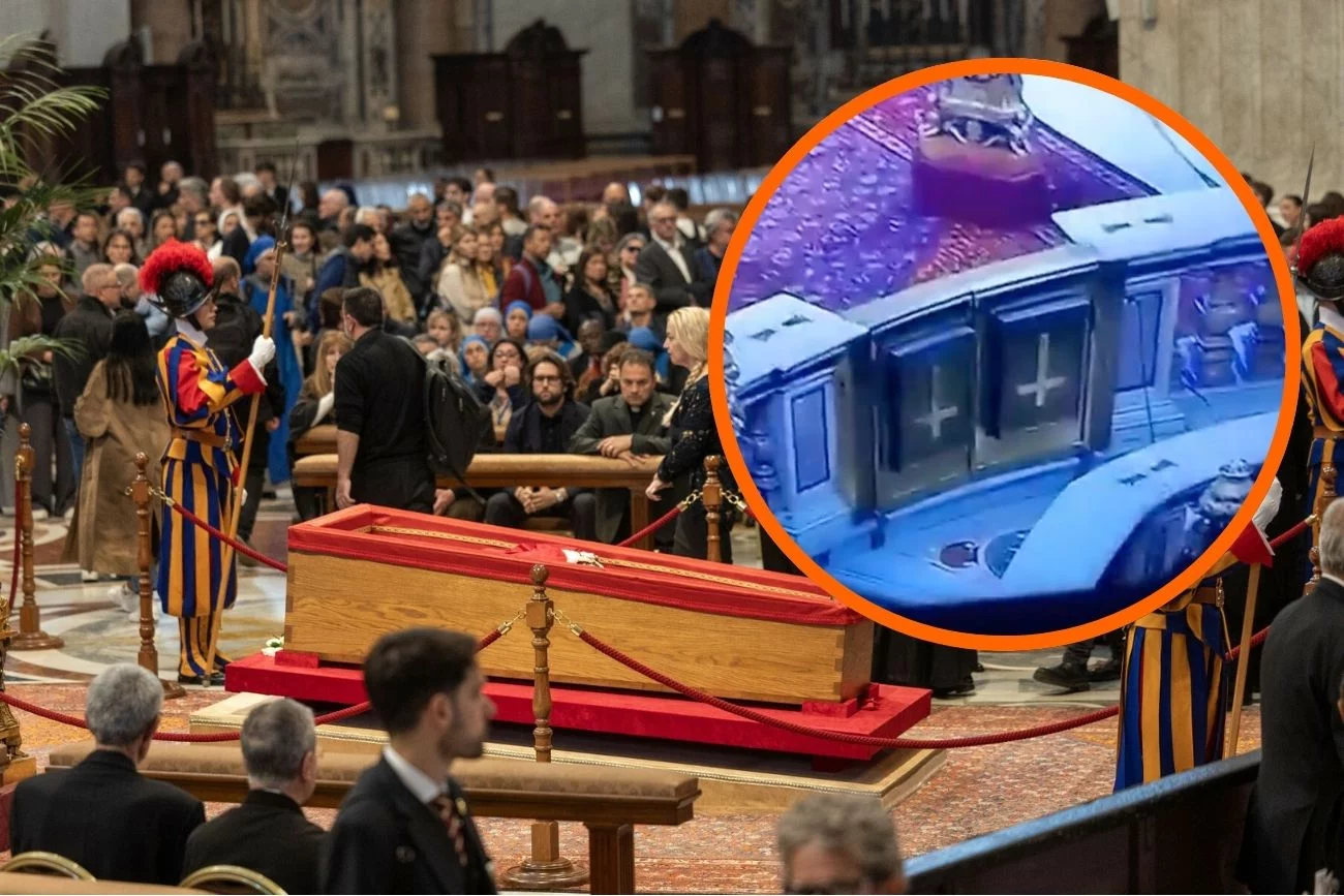 Odwrócone krzyże przy trumnie papieża Franciszka. Wyjaśniamy, co oznaczają.