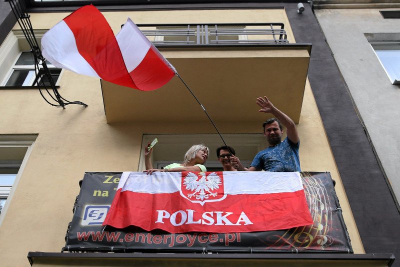 Wiceburmistrz Ochoty Grzegorz Wysocki chce, żeby mieszkańcy Ochoty masowo wywieszali polskie flagi z okazji 100-lecia odzyskania niepodległości. W tym celu na dniach ruszy zbiórka pieniędzy na flagi państwowe.