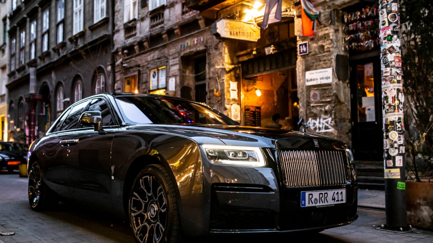 Tak prezentuje się najnowszy Rolls-Royce Ghost Black Badge.