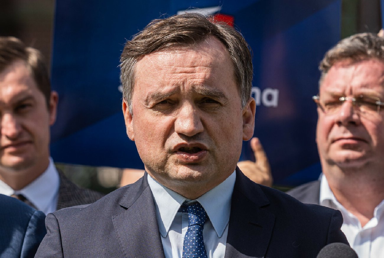 Ziobro szuka haków na Błaszczaka. Tak chce trzymać Kaczyńskiego w garści.