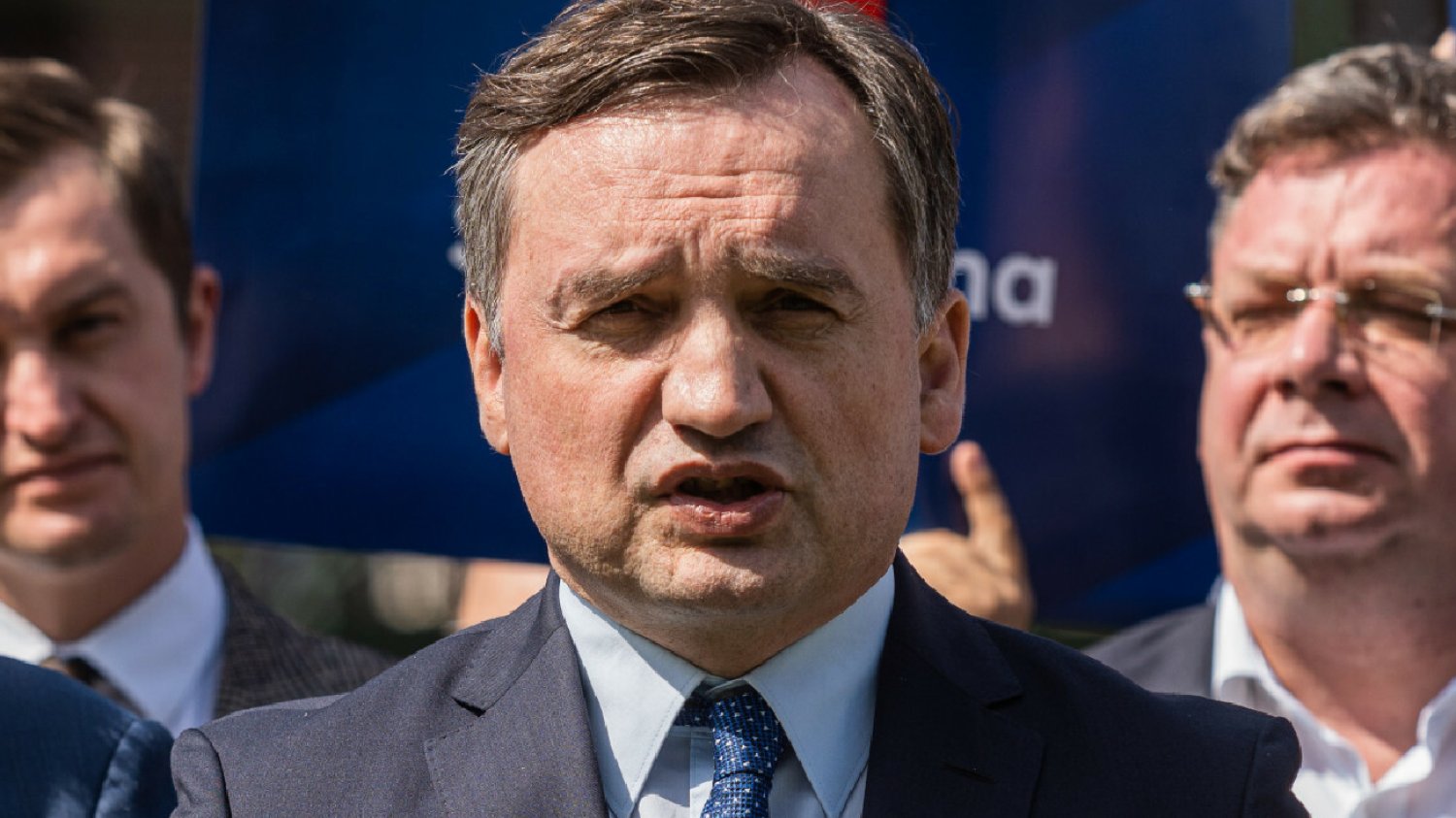 Ziobro szuka haków na Błaszczaka. Tak chce trzymać Kaczyńskiego w garści.