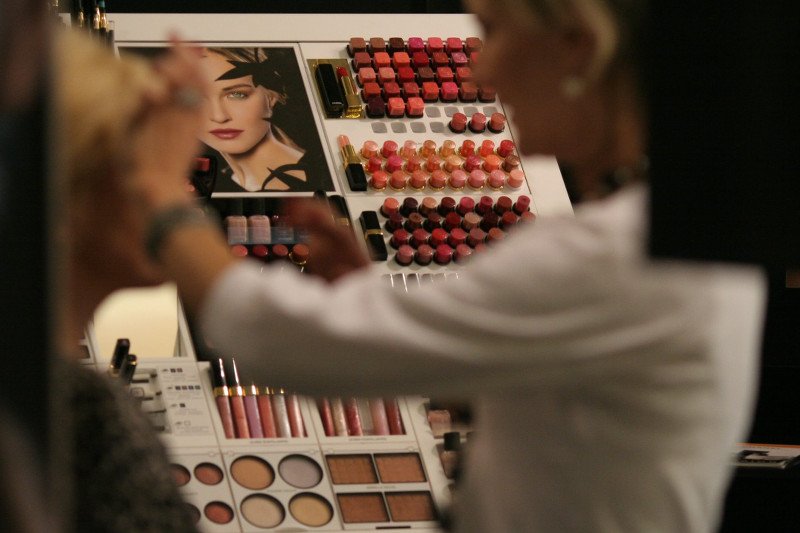 Nie wiemy, kto korzystał z takiego testera przed nami, a niesterylne aplikatory, szczoteczki czy pędzelki to siedliska drobnoustrojów - ostrzegają lekarze. Można się też tak zakazić koronawirusem.