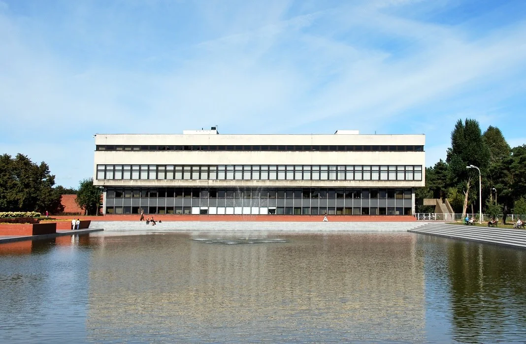 Biblioteka Uniwersytecka, zdjęcie zrobione przez właścicieli fanpage'a Toruński Modernizm