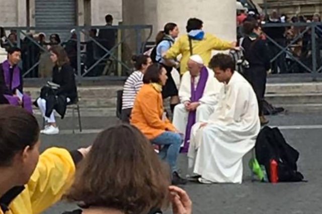 Papież, jak 150 innych księży, spowiadał dziś wiernych na placu Świętego Piotra w Rzymie