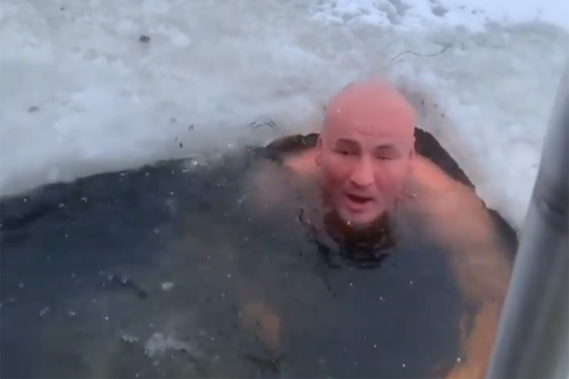 Artur Szpilka pokazał jak morsuje.