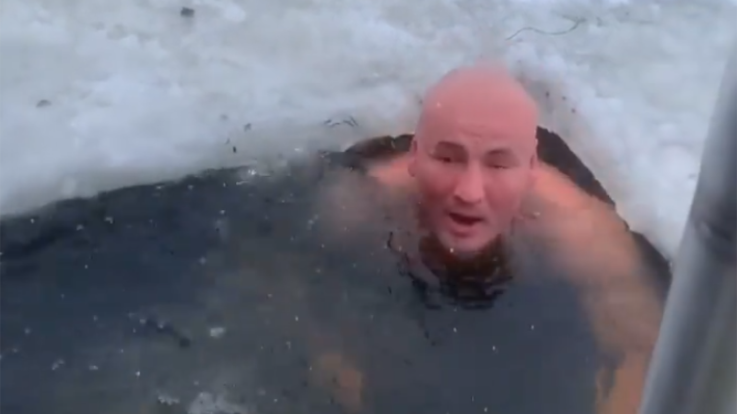 Artur Szpilka pokazał jak morsuje.