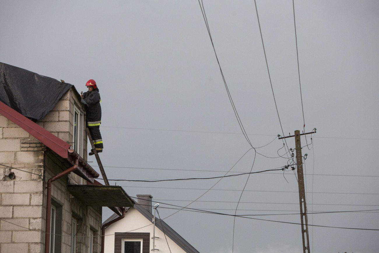 Awarie sieci energetycznych w Polsce. Ponad milion Polaków bez prądu.