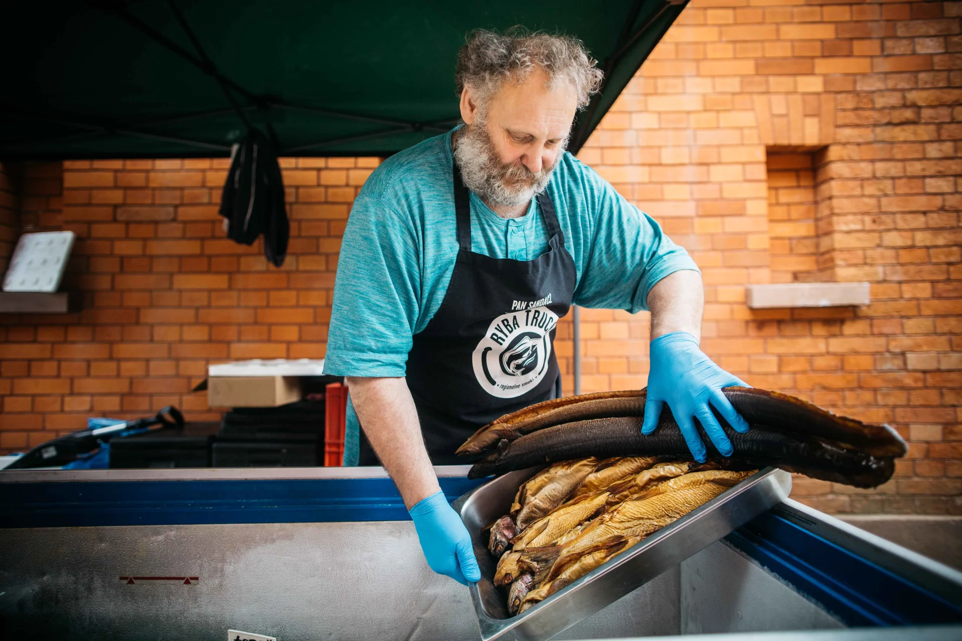 Pan Sandacz przy pracy na Targu Rolniczym Kręglickich