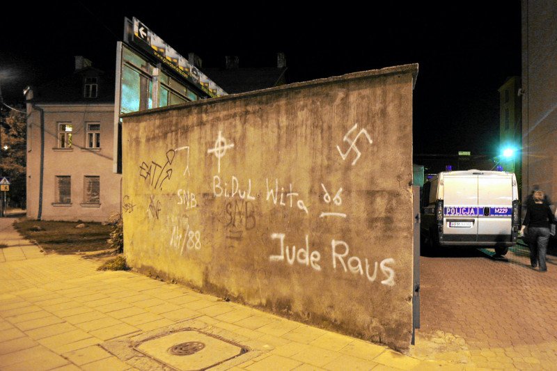 Białystok, rok 2011, ul. Słonimska w okolicach Domu Dziecka. Na murze pojawił się napis "Jude Raus" i swastyka.