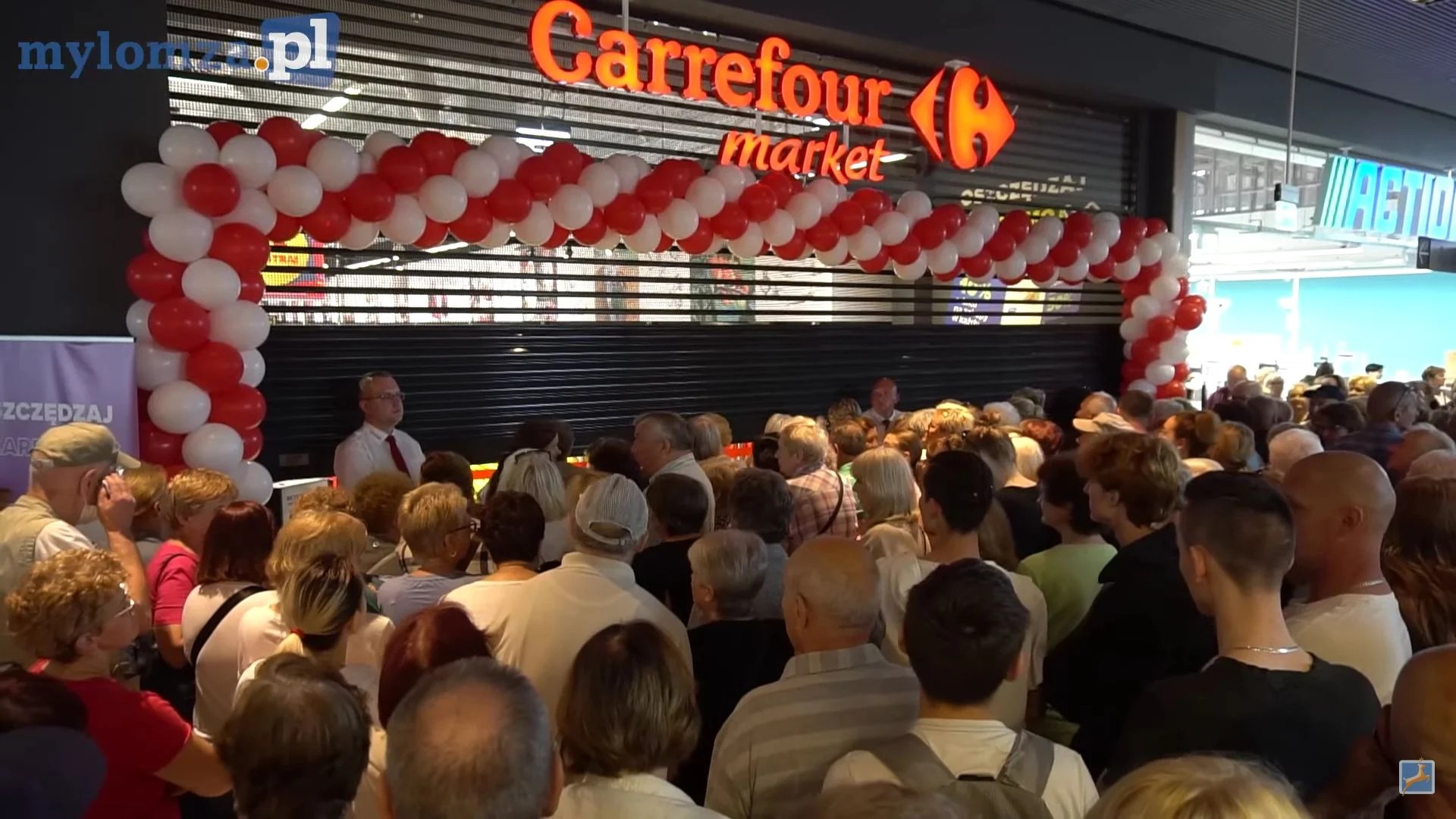 Tłumy czekające na otwarcie Carrefoura w Łomży